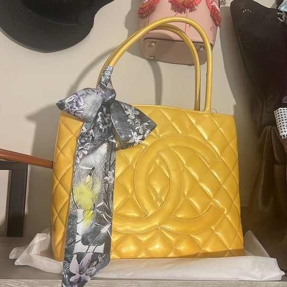 CHANEL Medallion Tote Bag A01804 Patent leather Yellow Used Women - Picture 3 of 17
